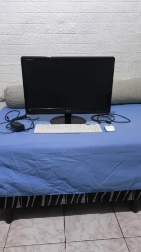 Monitor 24" com teclado e mouse