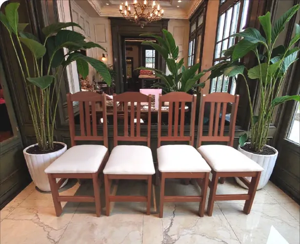 Quatro Cadeiras de Madeira com Acento com Forração Nova na cor Cinza Claro