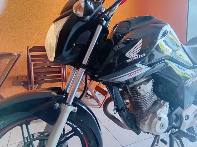 Moto particular usada somente para ir ao trabalho e casa