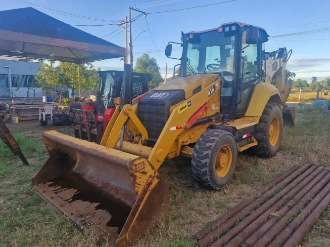 Retroescavadeira Caterpillar 2021