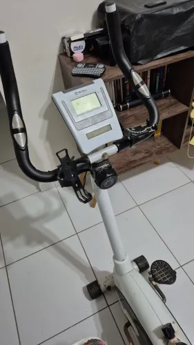Bicicleta ergometrica com suporte pra celular e garrafa