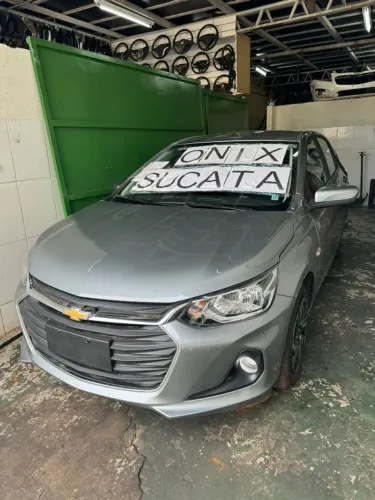 Onix Batido Sucata em Peças Capô Para-lama Para-choque Farol Bancos Porta Teto Lateral Gm