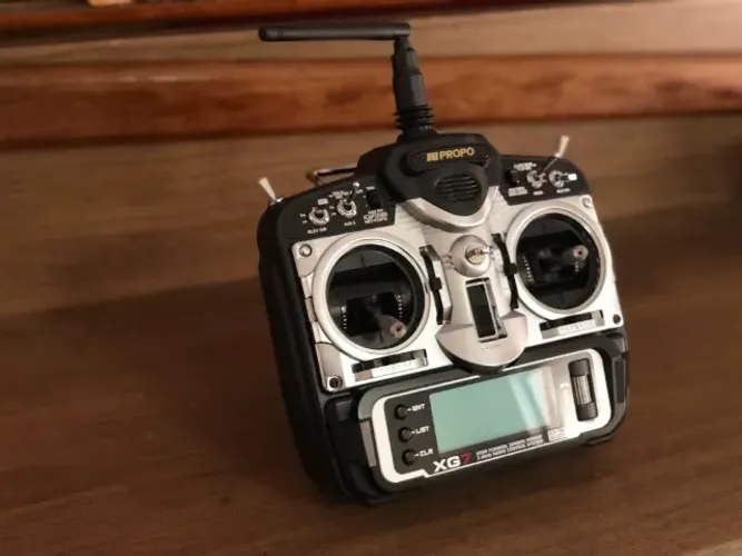 Radio Futaba JR XG7 7-Channel 2.4GHz DMSS Transmitter w / RG831B Receiver (Modo 2)