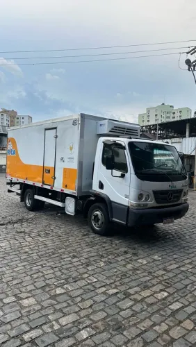 Mercedes Accelo 815 com baú frigorífico