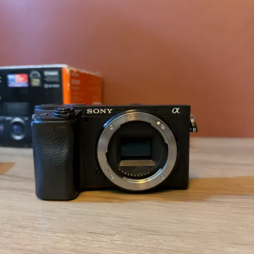 Sony A6400 + Kit Completo (Lente + Mic Rode + 4 Baterias)