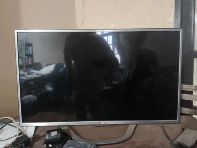 TV LG 29LA613B - para manutenção ou retirada de peças (Paranaguá)