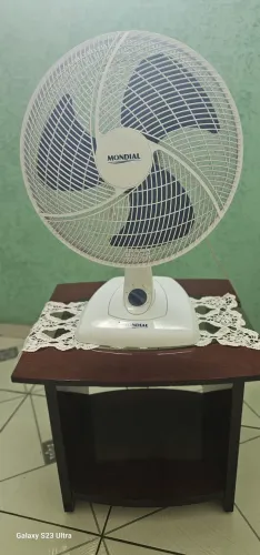 Ventilador com mesa de centro