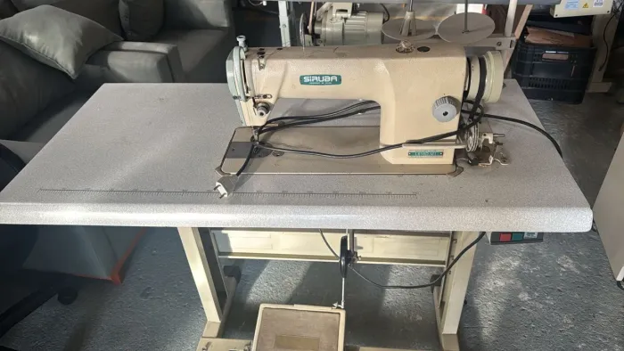 MÁQUINA RETA INDUSTRIAL SIRUBA L818D-M1 - COMPLETA