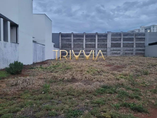 Terreno em Condomínio Fechado