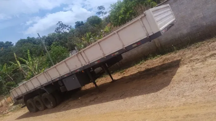 Carreta carga seca a venda