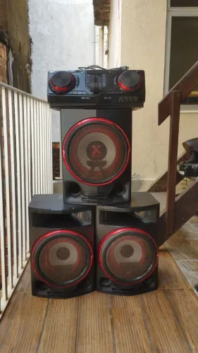 VENDO SOM COMPLETO,DA LG,COM 3 CAIXAS X. BOOM,2.2250 W RMS e UM PEQUENO DEFEITO.