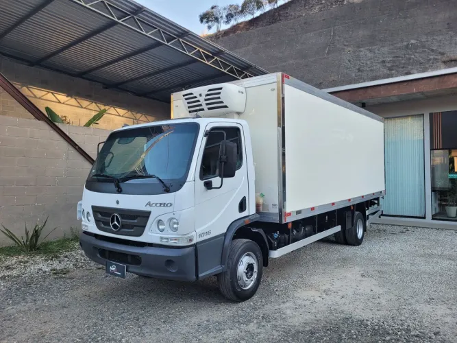 MB Accelo 1016 2023 Baú 6,20 mts Frigorífico