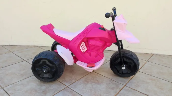 Triciclo elétrico infantil
