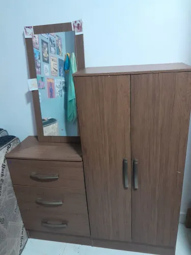 Guarda-roupa compacto com espelho e gavetas