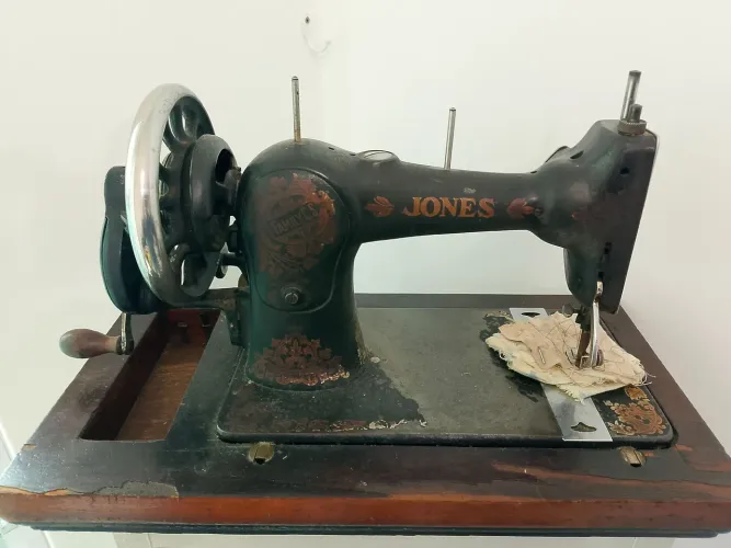 Peça para Colecionador: máquina de costura Jones