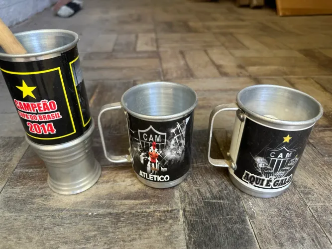 Canecas de alumínio