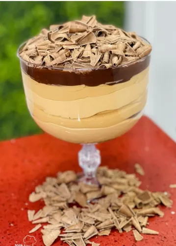 Pudim de forno, cuscuz branco e bolo de cenoura