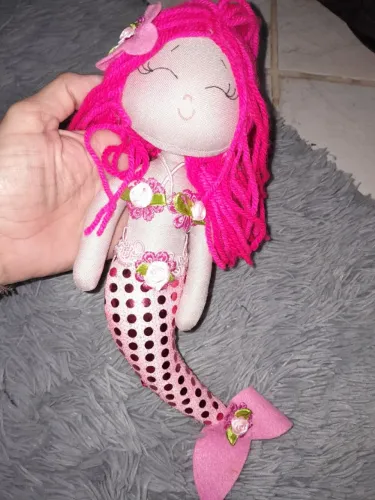 Boneca artesanal  sereia de pano cabelo rosa vibrante feito de lã e cauda de lantejoulas