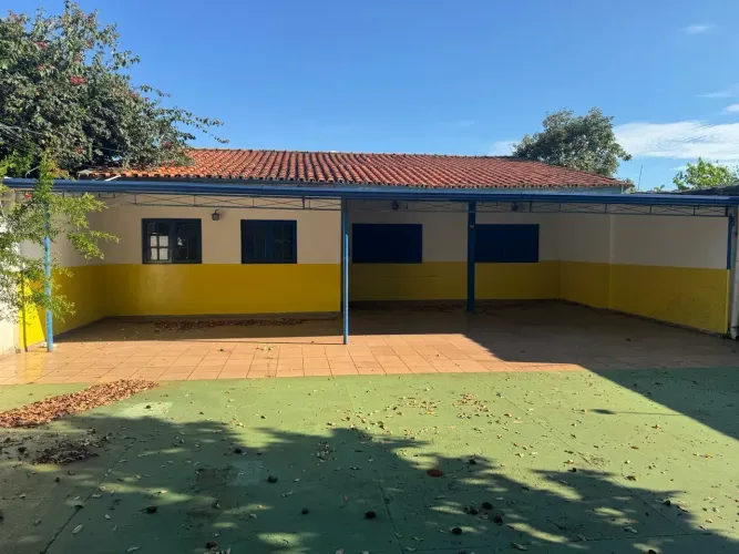 Casa terrea com amplo espaco