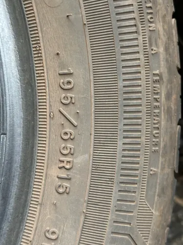Vende -se 4 pneus usados