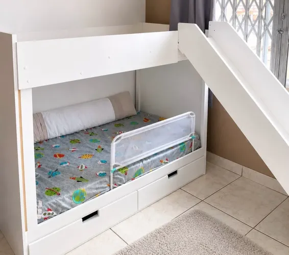 Cama com escorrega
