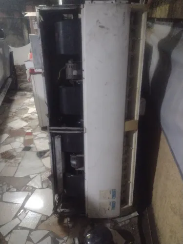 Evaporadora de ar condicionado 60 BTUs Komeco pra retirar peça