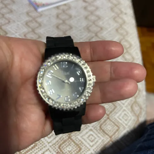 Relógio Vivani, modelo K2020BLK, fabricado pela Accutime Watch Corp.