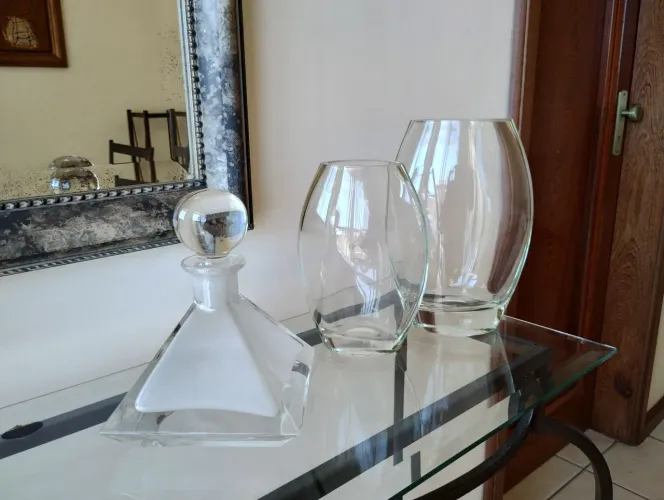 VASOS E GARRAFA DECORATIVA EM VIDRO CRISTAL