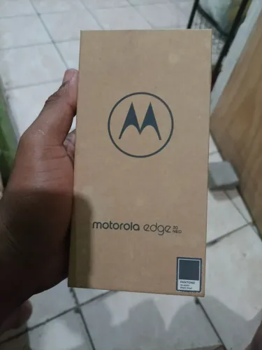 Vendo celular moto Edge 30 neo 256 GB e 8 de ram na caixa sem trinco todo bom