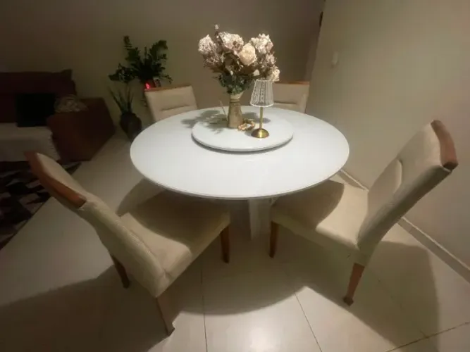 Mesa de Jantar Redonda 1,35m + 4 Cadeiras + Centro Giratório