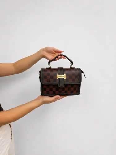 Bolsa Louis Vuitton cachotinha em couro, acompanha alça 