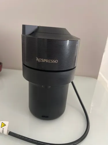 Máquina Nespresso com guarda cápsula e cápsulas