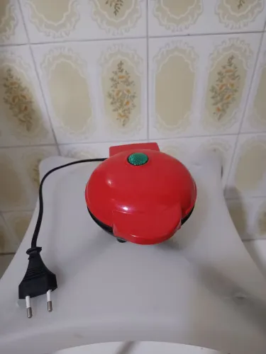 Mini máquina de waffle elétrica vermelha com placas antiaderentes em formato de coração.