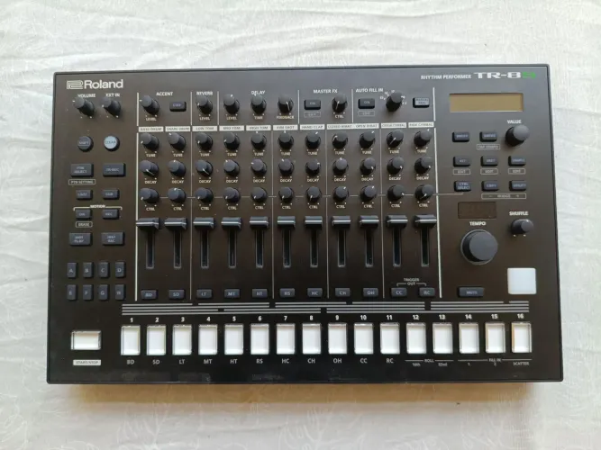 Drum Machine Roland TR-8S perfeita
