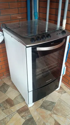 Fogão Eletrolux 4 bocas, acendimento automático, luz de forno, tampa de vidro. Tudo ok. 