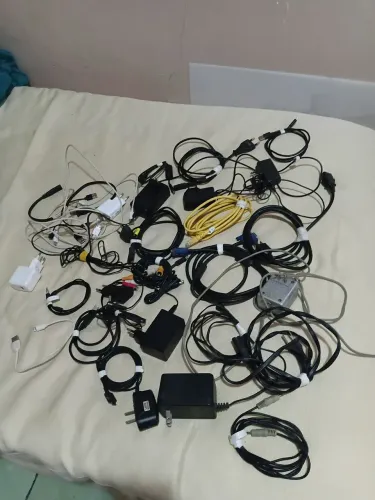 Fonte e cabo para eletrônicos 