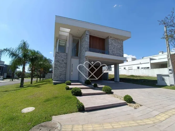 Casa de Alto Padrão com 3 Suítes, Piscina e Churrasqueira em Condomínio Exclusivo