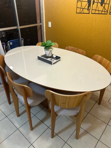 Mesa de jantar oval