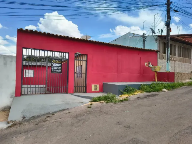 Imóvel para venda, com casa de fundos. Ambas casas com 2 quartos e banheiro social