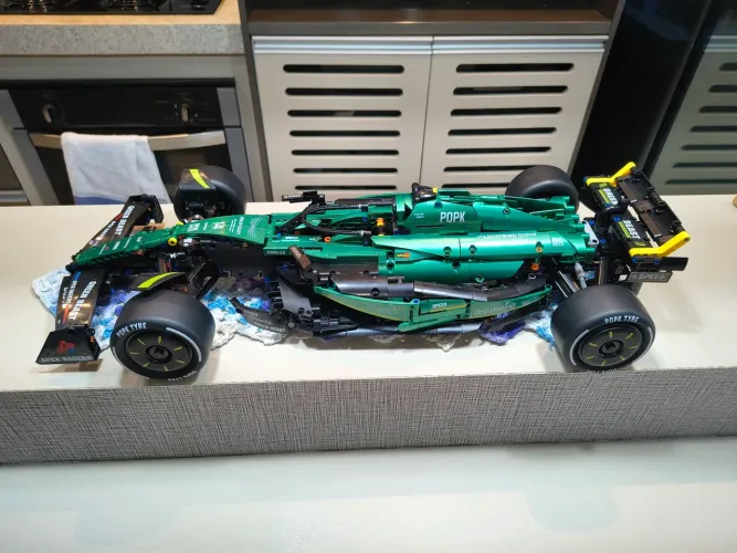 Lindo carro de corrida de blocos de montar