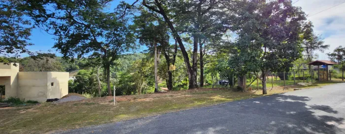 Terreno Exclusivo à Venda no Condomínio Solar das Palmeiras em Esmeraldas - 1.258 m²