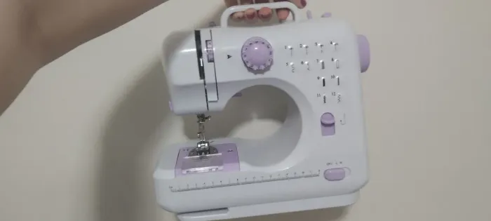 Mini Máquina de Costura com 12 pontos