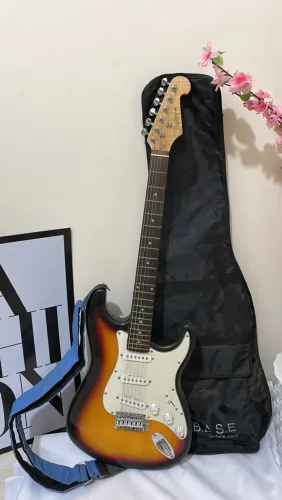 Guitarra Elétrica Stratocaster Sunburst + Capa