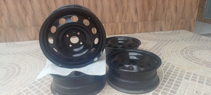 Rodas Aro 15/ 4x100 04h de uso novinha