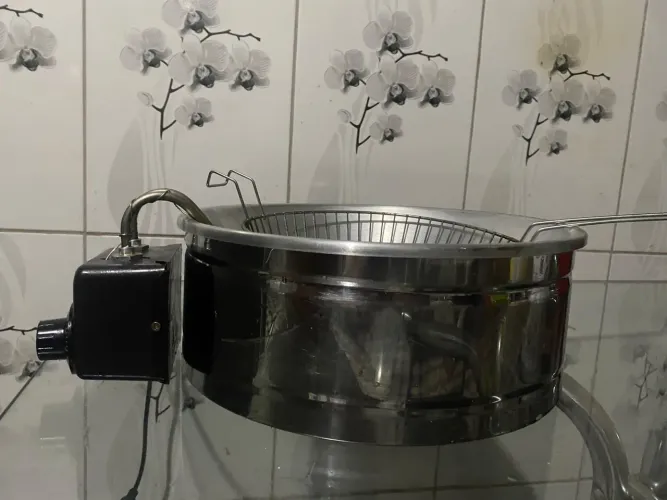 Fritadeira Elétrica Industrial Casinha Industrial 220V - Seminova / Pouco Uso