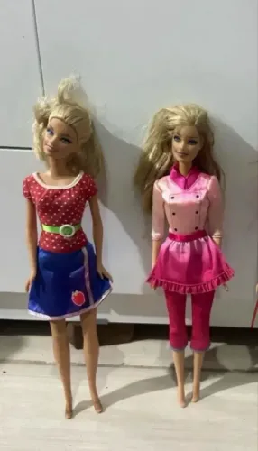 Lote de quatro bonecas barbie
