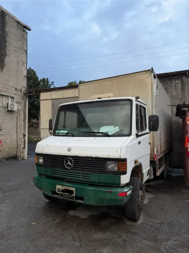 Caminhão 710/ 2005 com rampa elétrica 