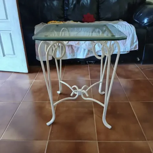 Mesa de canto em ferro e tampo de vidro