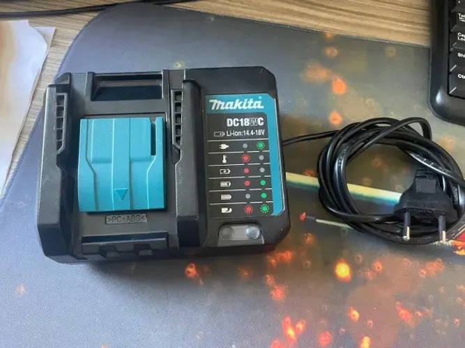 Carreador de bateria makita 18v