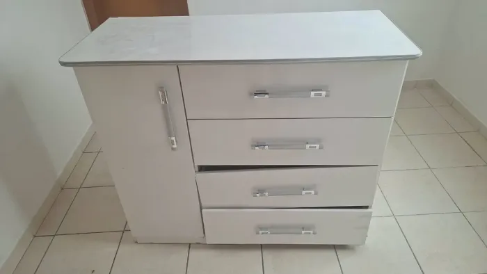 Vende-se cômoda